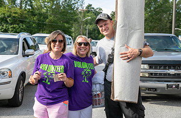 volunteers during freshman move in